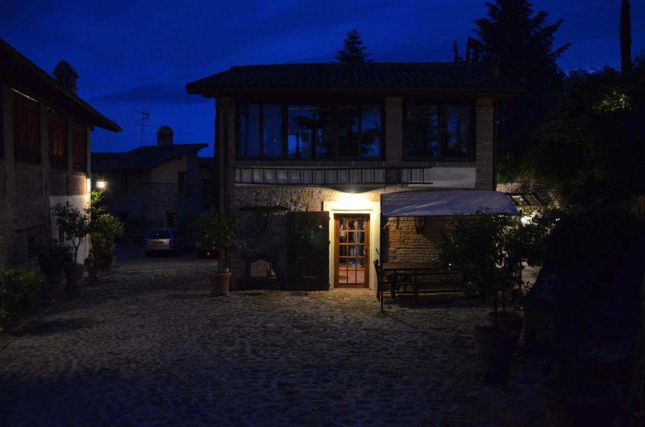 Cascina La Buca Vendégház Castello di Serravalle Kültér fotó