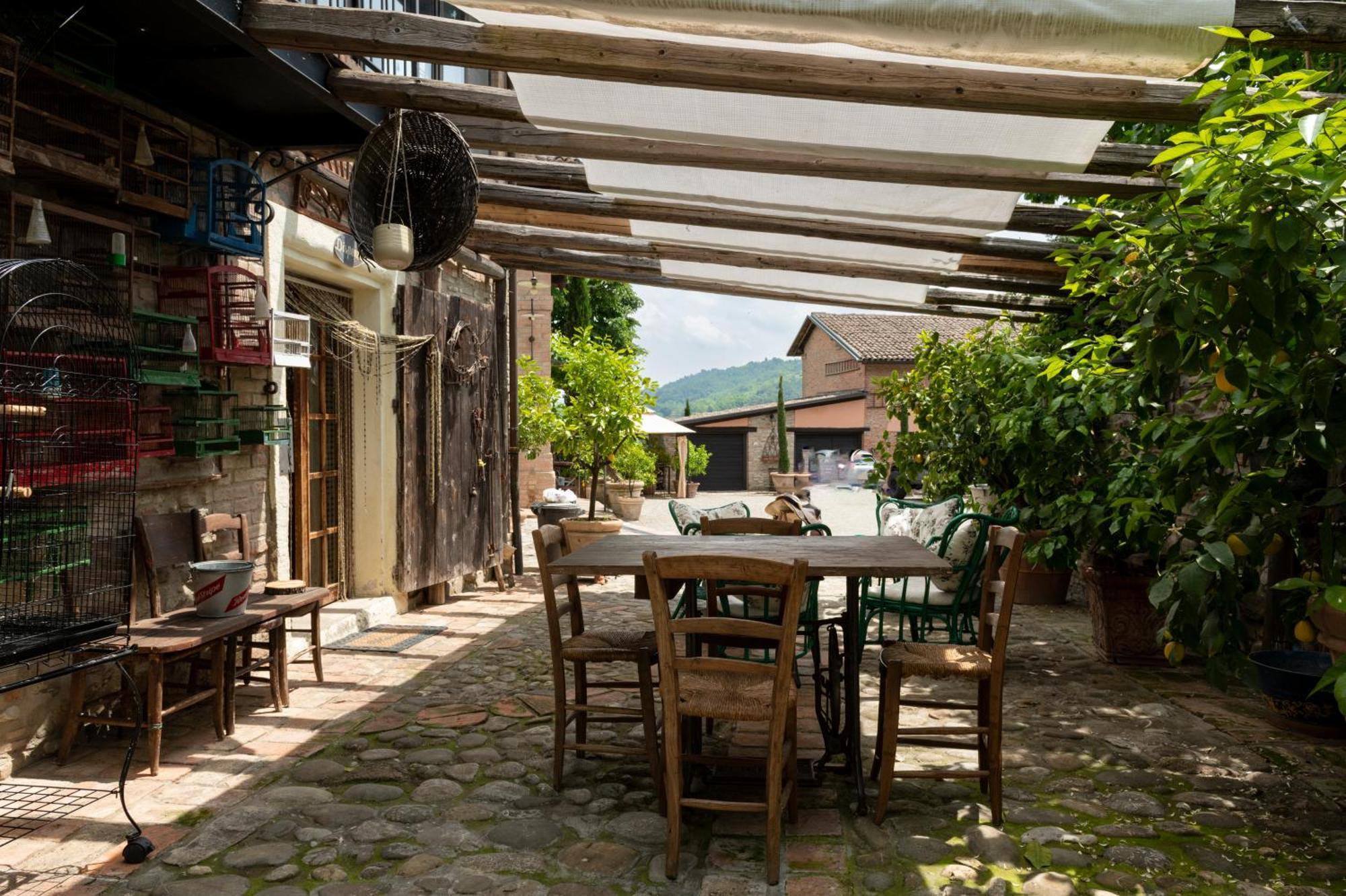 Cascina La Buca Vendégház Castello di Serravalle Kültér fotó