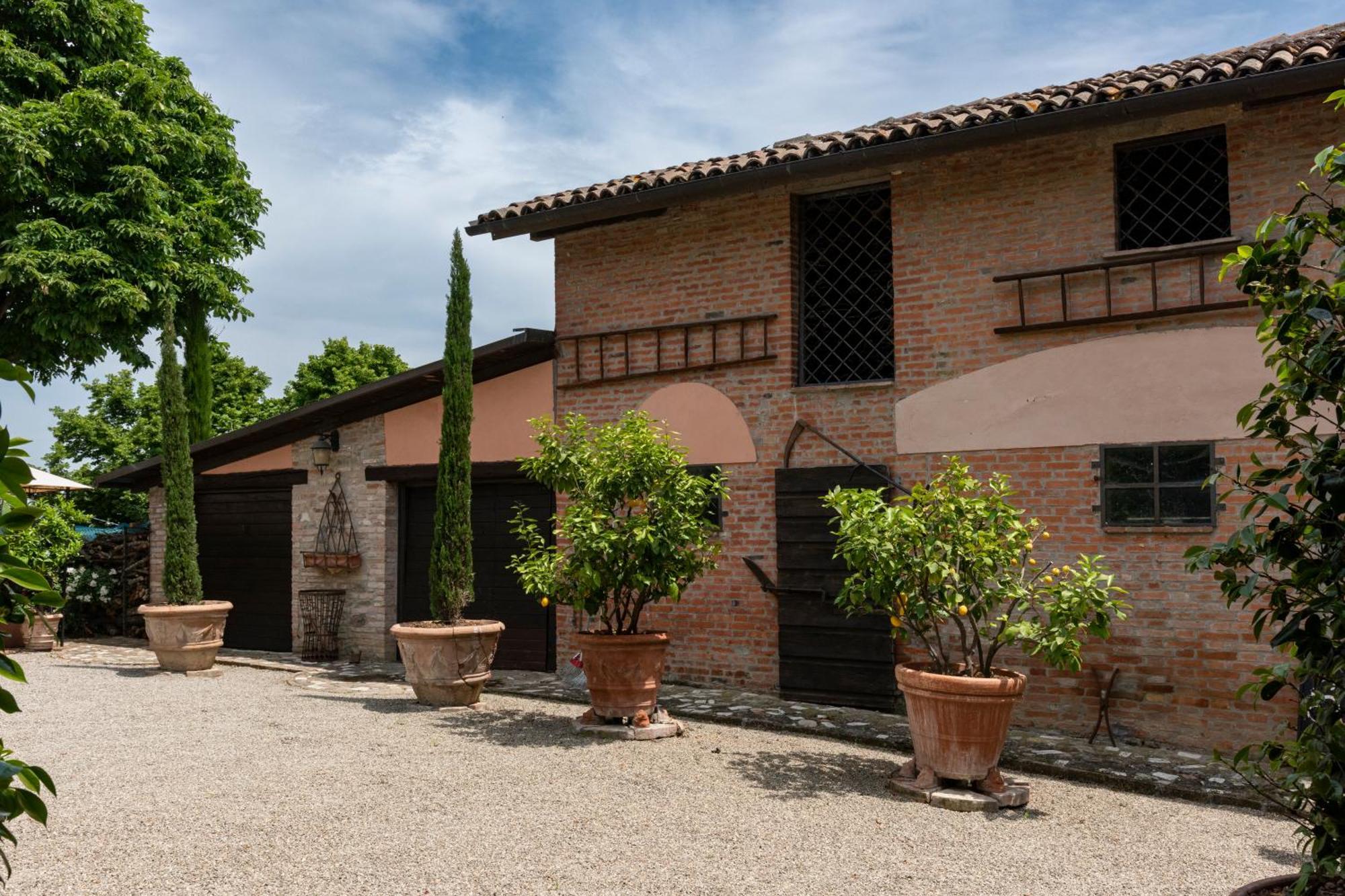 Cascina La Buca Vendégház Castello di Serravalle Kültér fotó